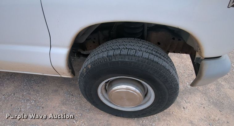 image for item MY9508 2000  Ford E350 Super Duty  van with bucket lift