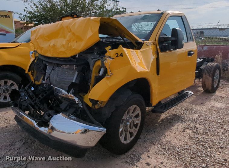 image for item MY9510 2022 Ford  F350 Super Duty  pickup truck cab and chassis