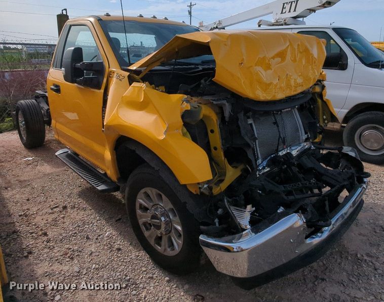 image for item MY9510 2022 Ford  F350 Super Duty  pickup truck cab and chassis