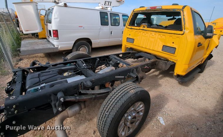 image for item MY9510 2022 Ford  F350 Super Duty  pickup truck cab and chassis