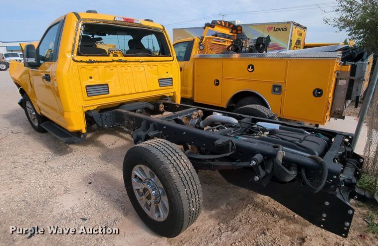 image for item MY9510 2022 Ford  F350 Super Duty  pickup truck cab and chassis