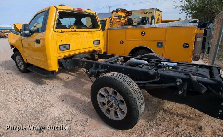 image for item MY9510 2022 Ford  F350 Super Duty  pickup truck cab and chassis