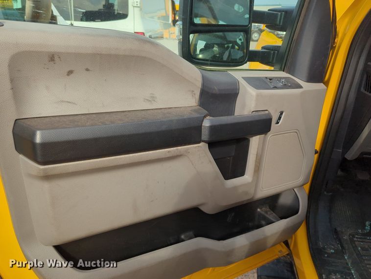 image for item MY9510 2022 Ford  F350 Super Duty  pickup truck cab and chassis