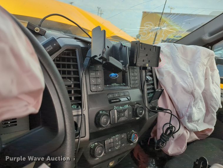 image for item MY9510 2022 Ford  F350 Super Duty  pickup truck cab and chassis