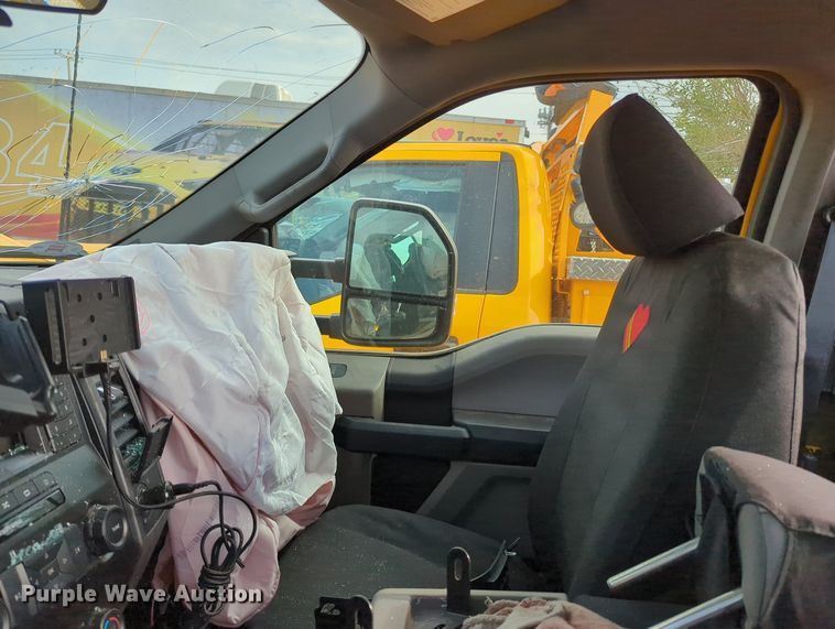 image for item MY9510 2022 Ford  F350 Super Duty  pickup truck cab and chassis