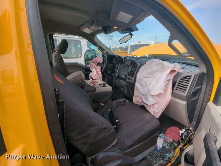 image for item MY9510 2022 Ford  F350 Super Duty  pickup truck cab and chassis