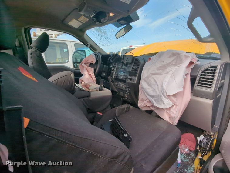 image for item MY9510 2022 Ford  F350 Super Duty  pickup truck cab and chassis