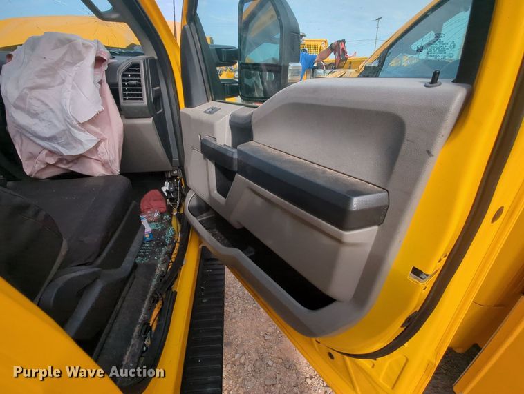 image for item MY9510 2022 Ford  F350 Super Duty  pickup truck cab and chassis