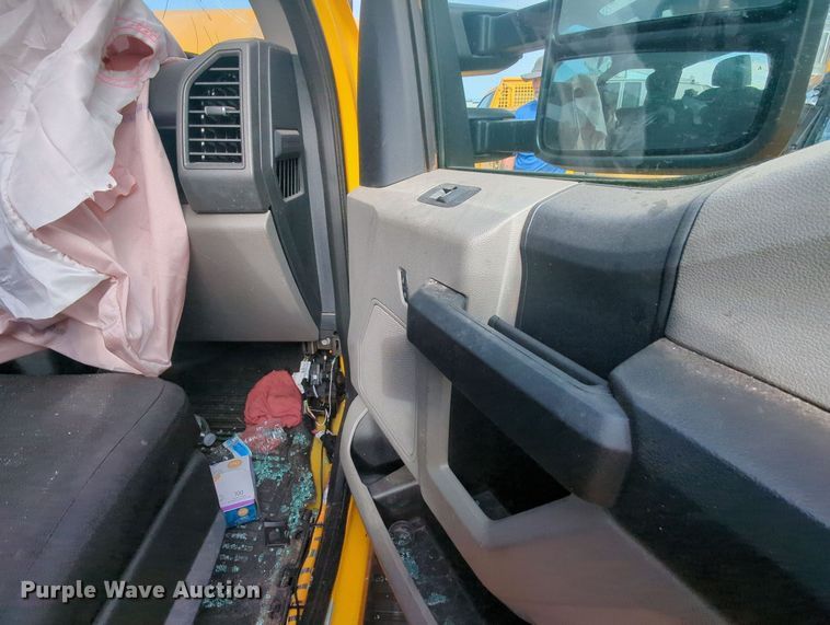 image for item MY9510 2022 Ford  F350 Super Duty  pickup truck cab and chassis