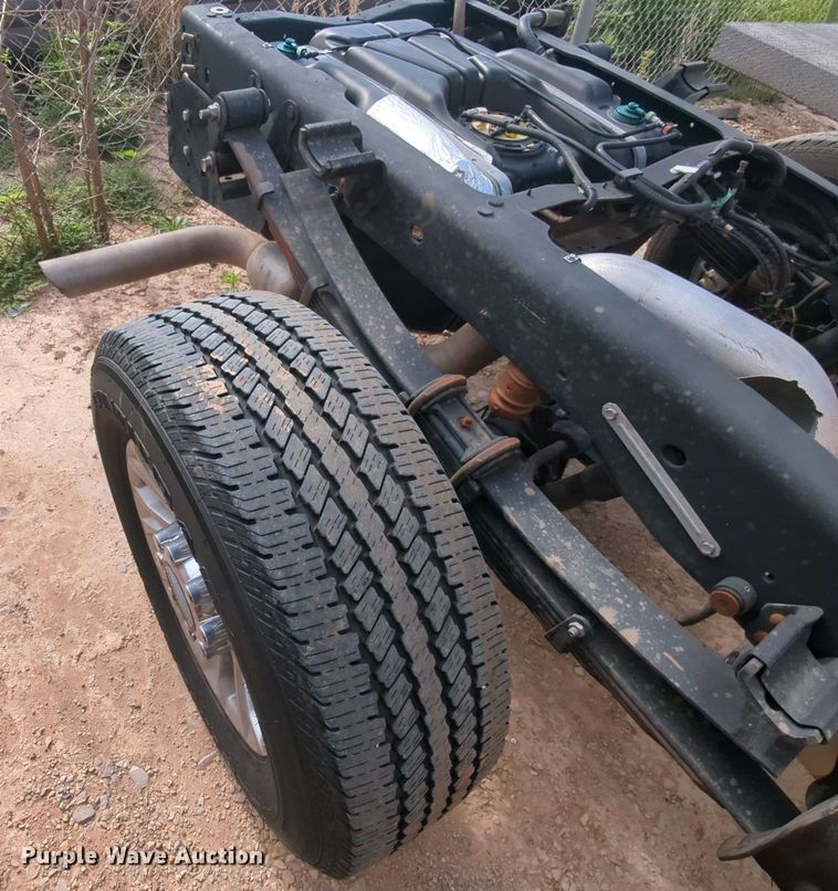 image for item MY9510 2022 Ford  F350 Super Duty  pickup truck cab and chassis