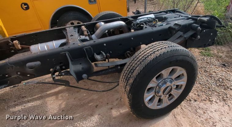 image for item MY9510 2022 Ford  F350 Super Duty  pickup truck cab and chassis