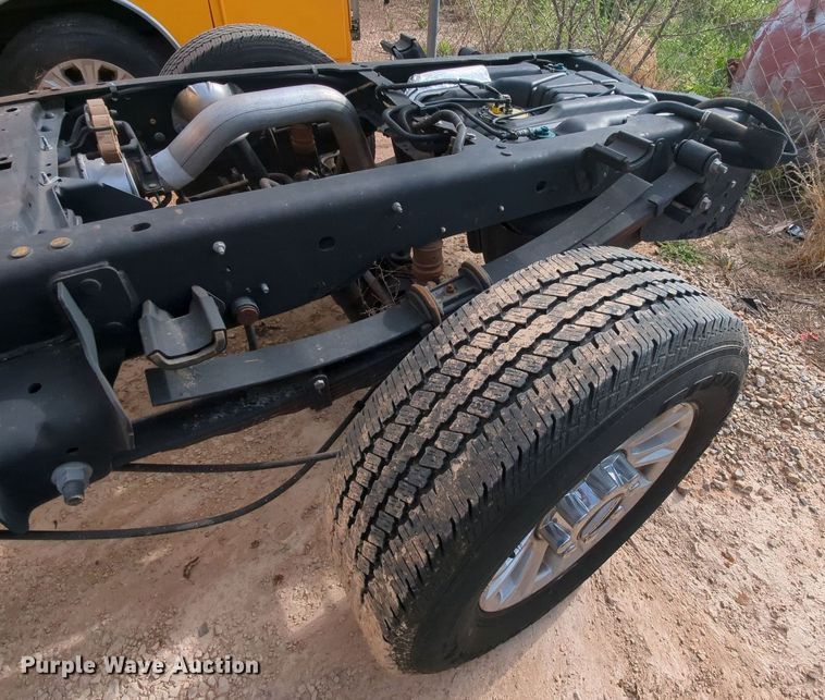 image for item MY9510 2022 Ford  F350 Super Duty  pickup truck cab and chassis