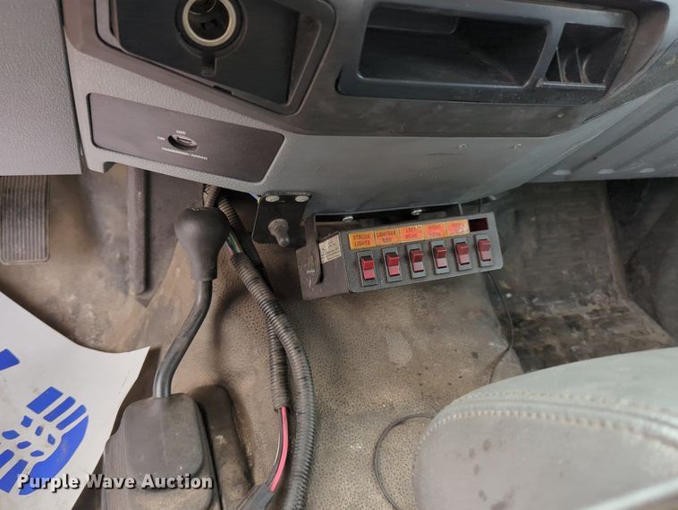 image for item MY9518 2015  Ford F350 Super Duty XL  utility bed pickup truck