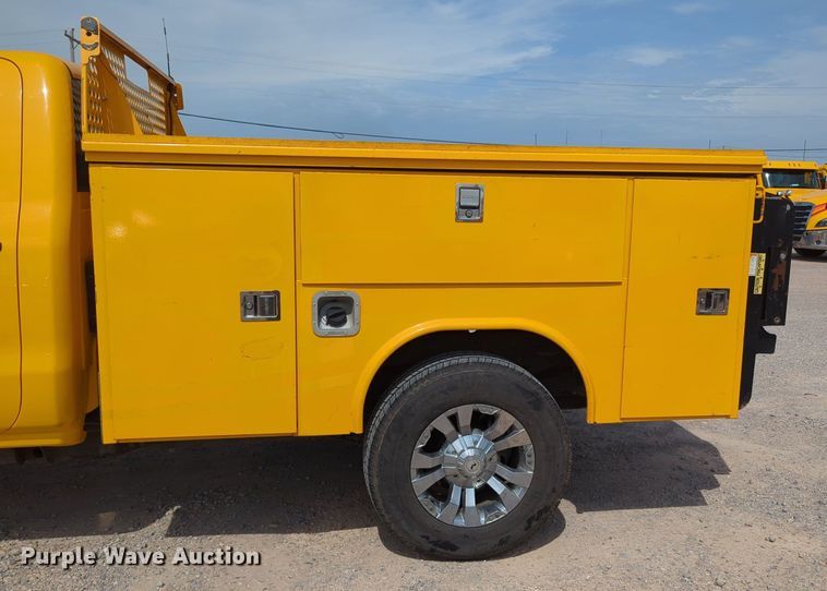 image for item MY9527 2016  Chevrolet Silverado 3500HD  utility bed pickup truck