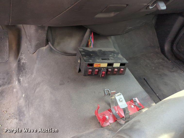 image for item MY9527 2016  Chevrolet Silverado 3500HD  utility bed pickup truck