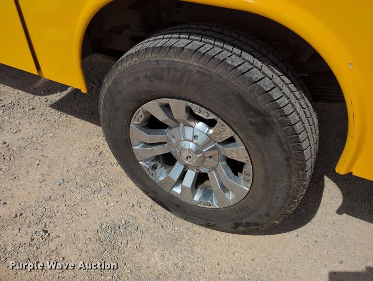 image for item MY9527 2016  Chevrolet Silverado 3500HD  utility bed pickup truck