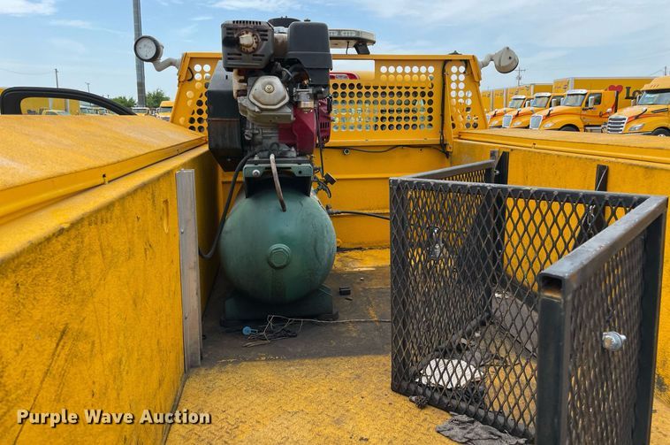 image for item MY9532 2017 Chevrolet Silverado 3500HD  utility bed pickup truck