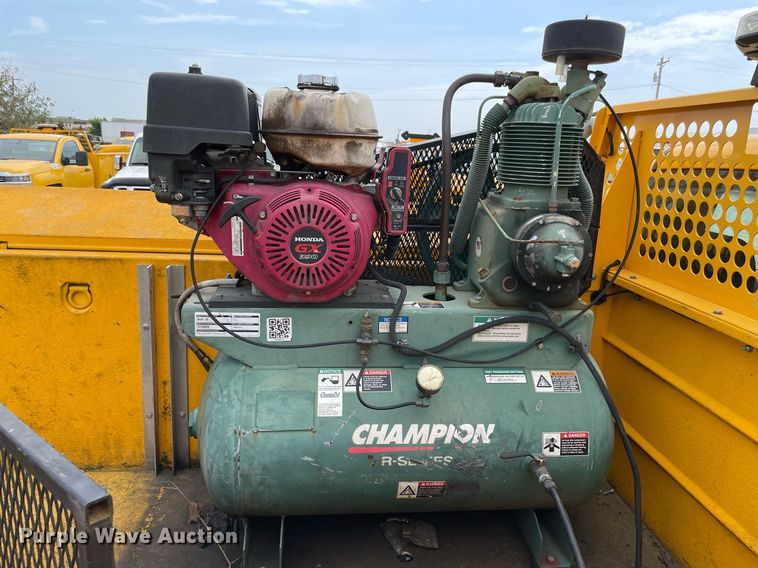 image for item MY9532 2017 Chevrolet Silverado 3500HD  utility bed pickup truck