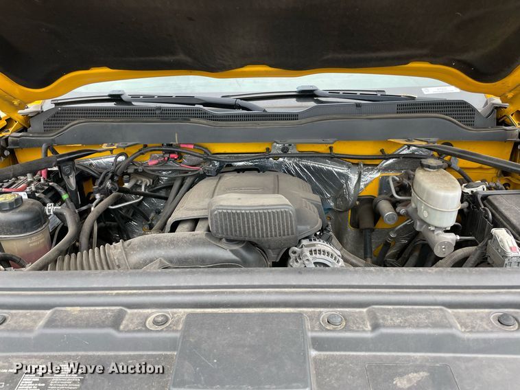 image for item MY9532 2017 Chevrolet Silverado 3500HD  utility bed pickup truck