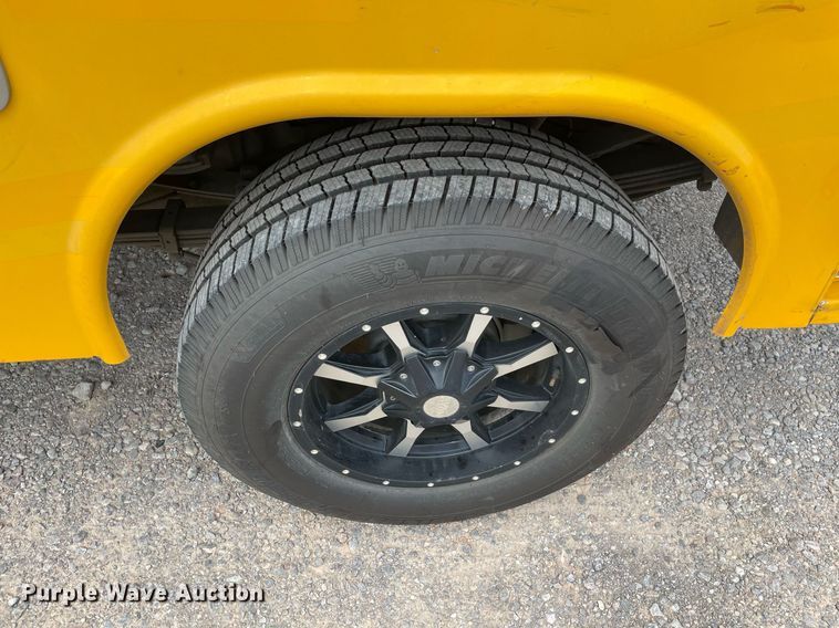 image for item MY9532 2017 Chevrolet Silverado 3500HD  utility bed pickup truck