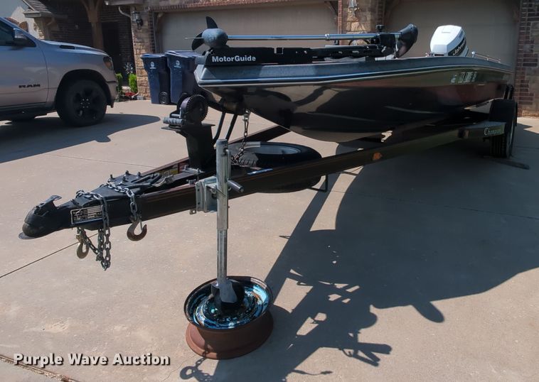 image for item MY9815 1985 Champion  boat