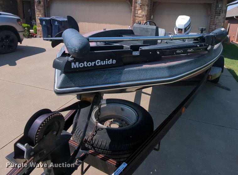 image for item MY9815 1985 Champion  boat