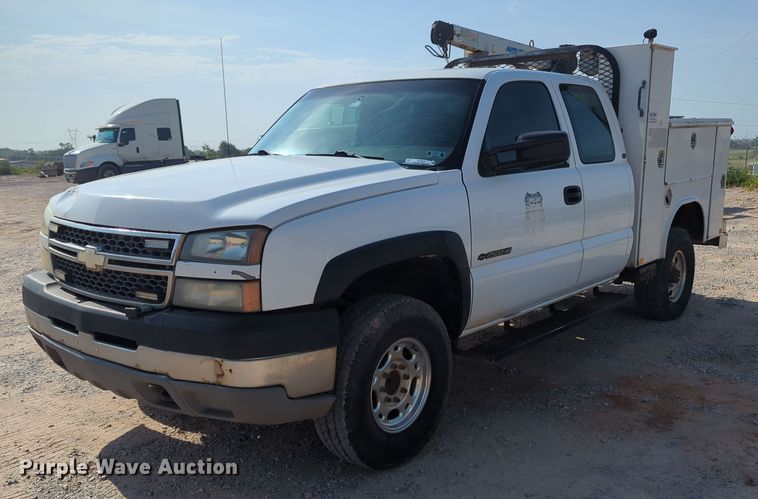 image for item MY9829 2005 Chevrolet Silverado 2500 HD  Ext. Cab utility bed pickup truck