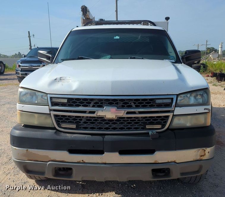 image for item MY9829 2005 Chevrolet Silverado 2500 HD  Ext. Cab utility bed pickup truck