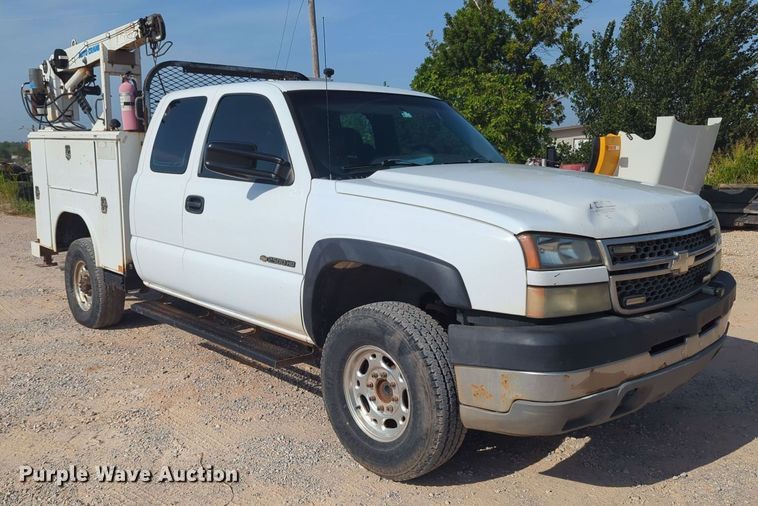 image for item MY9829 2005 Chevrolet Silverado 2500 HD  Ext. Cab utility bed pickup truck
