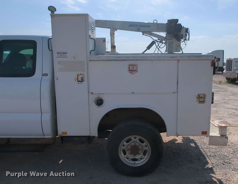 image for item MY9829 2005 Chevrolet Silverado 2500 HD  Ext. Cab utility bed pickup truck