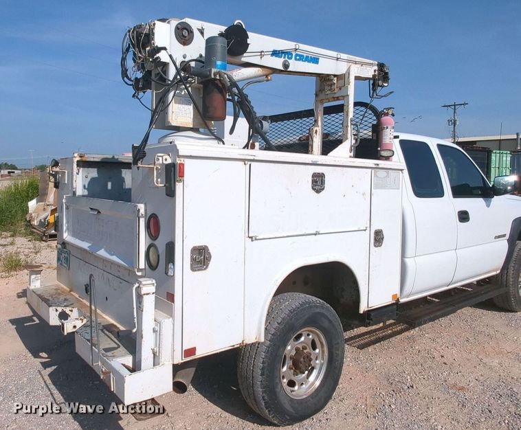 image for item MY9829 2005 Chevrolet Silverado 2500 HD  Ext. Cab utility bed pickup truck