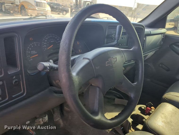 image for item MY9829 2005 Chevrolet Silverado 2500 HD  Ext. Cab utility bed pickup truck