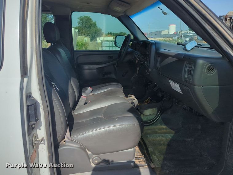 image for item MY9829 2005 Chevrolet Silverado 2500 HD  Ext. Cab utility bed pickup truck