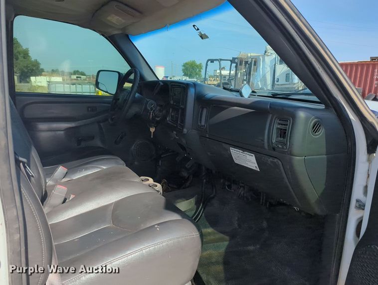 image for item MY9829 2005 Chevrolet Silverado 2500 HD  Ext. Cab utility bed pickup truck