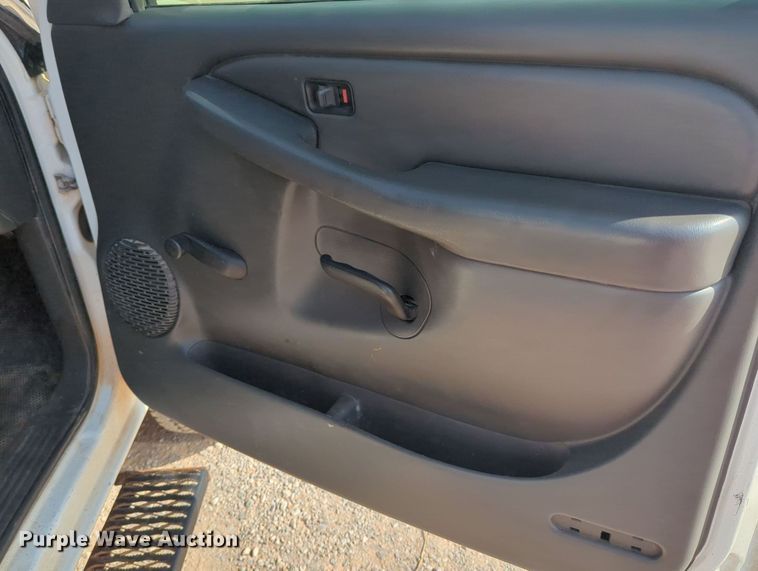 image for item MY9829 2005 Chevrolet Silverado 2500 HD  Ext. Cab utility bed pickup truck