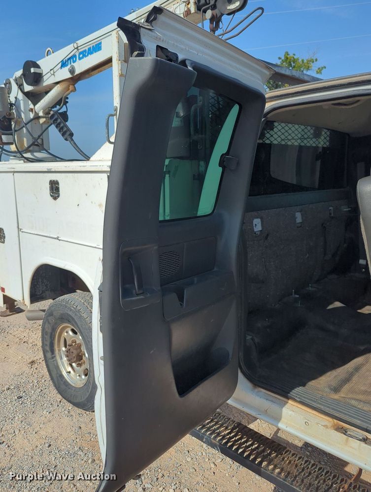 image for item MY9829 2005 Chevrolet Silverado 2500 HD  Ext. Cab utility bed pickup truck