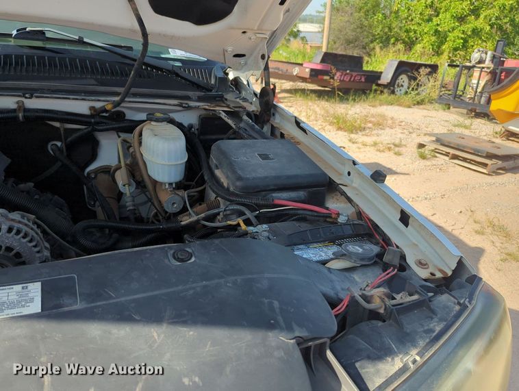 image for item MY9829 2005 Chevrolet Silverado 2500 HD  Ext. Cab utility bed pickup truck