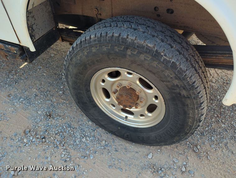 image for item MY9829 2005 Chevrolet Silverado 2500 HD  Ext. Cab utility bed pickup truck