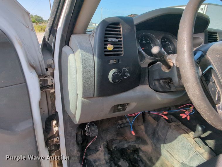 image for item MY9871 2011 Chevrolet 2500HD  Ext. Cab flatbed pickup truck