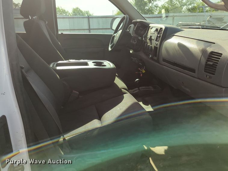 image for item MY9871 2011 Chevrolet 2500HD  Ext. Cab flatbed pickup truck