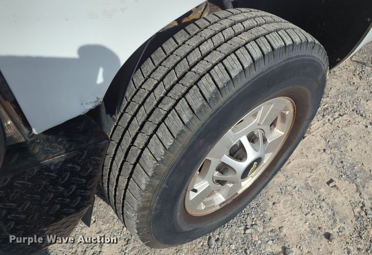 image for item MY9871 2011 Chevrolet 2500HD  Ext. Cab flatbed pickup truck