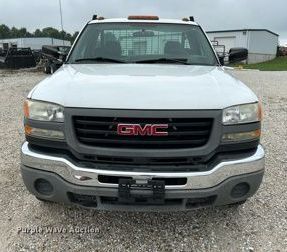 image for item NL9392 2005 GMC Sierra 3500  flatbed pickup truck