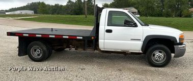 image for item NL9392 2005 GMC Sierra 3500  flatbed pickup truck