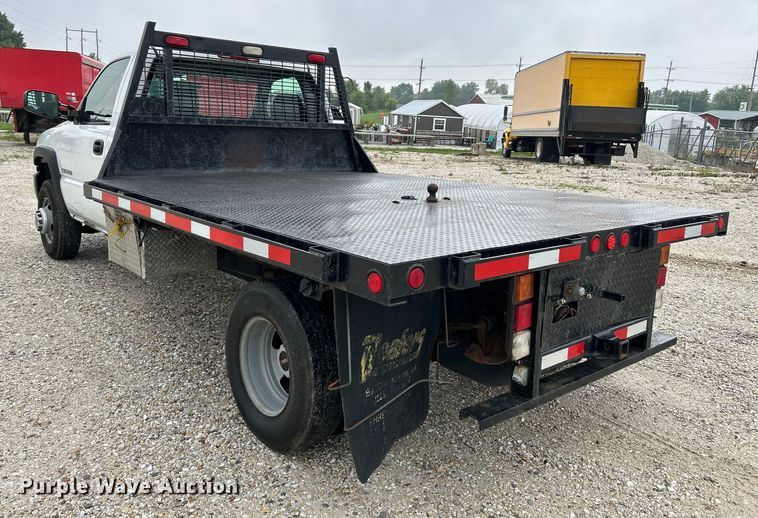 image for item NL9392 2005 GMC Sierra 3500  flatbed pickup truck
