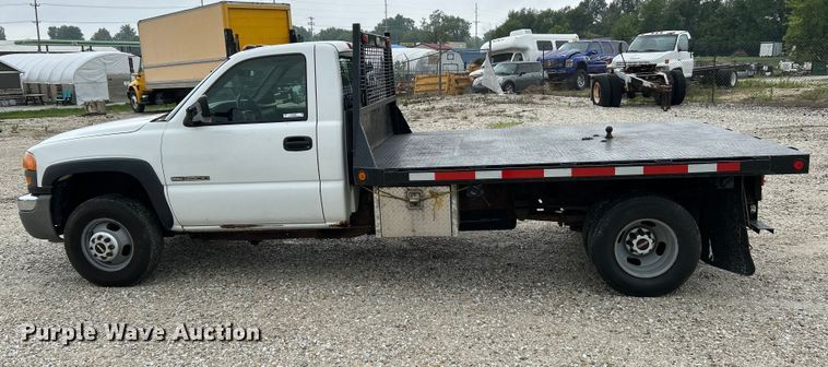 image for item NL9392 2005 GMC Sierra 3500  flatbed pickup truck