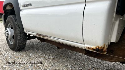 image for item NL9392 2005 GMC Sierra 3500  flatbed pickup truck