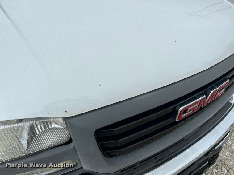 image for item NL9392 2005 GMC Sierra 3500  flatbed pickup truck