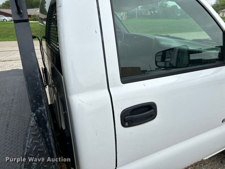 image for item NL9392 2005 GMC Sierra 3500  flatbed pickup truck