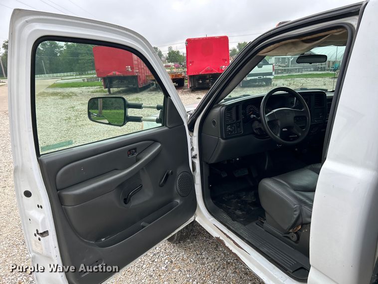 image for item NL9392 2005 GMC Sierra 3500  flatbed pickup truck