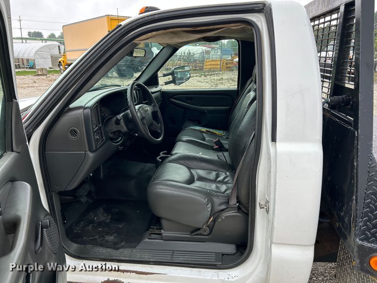 image for item NL9392 2005 GMC Sierra 3500  flatbed pickup truck